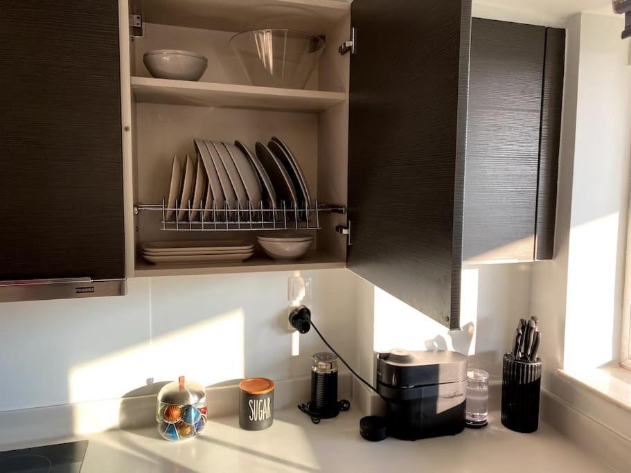 Spacious And Sunkissed 3Br & 2 Bathrooms Apartment Афины Экстерьер фото