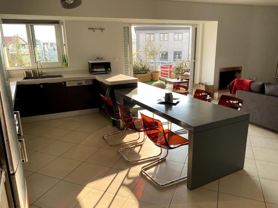 Spacious And Sunkissed 3Br & 2 Bathrooms Apartment Афины Экстерьер фото