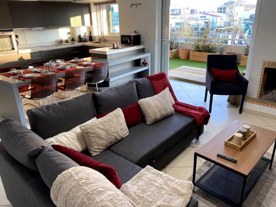 Spacious And Sunkissed 3Br & 2 Bathrooms Apartment Афины Экстерьер фото