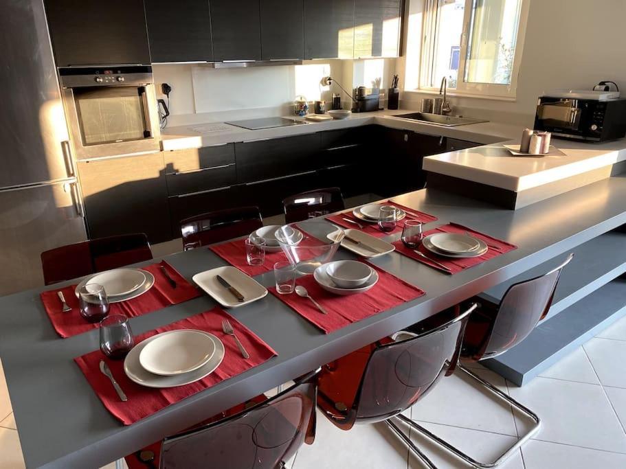 Spacious And Sunkissed 3Br & 2 Bathrooms Apartment Афины Экстерьер фото
